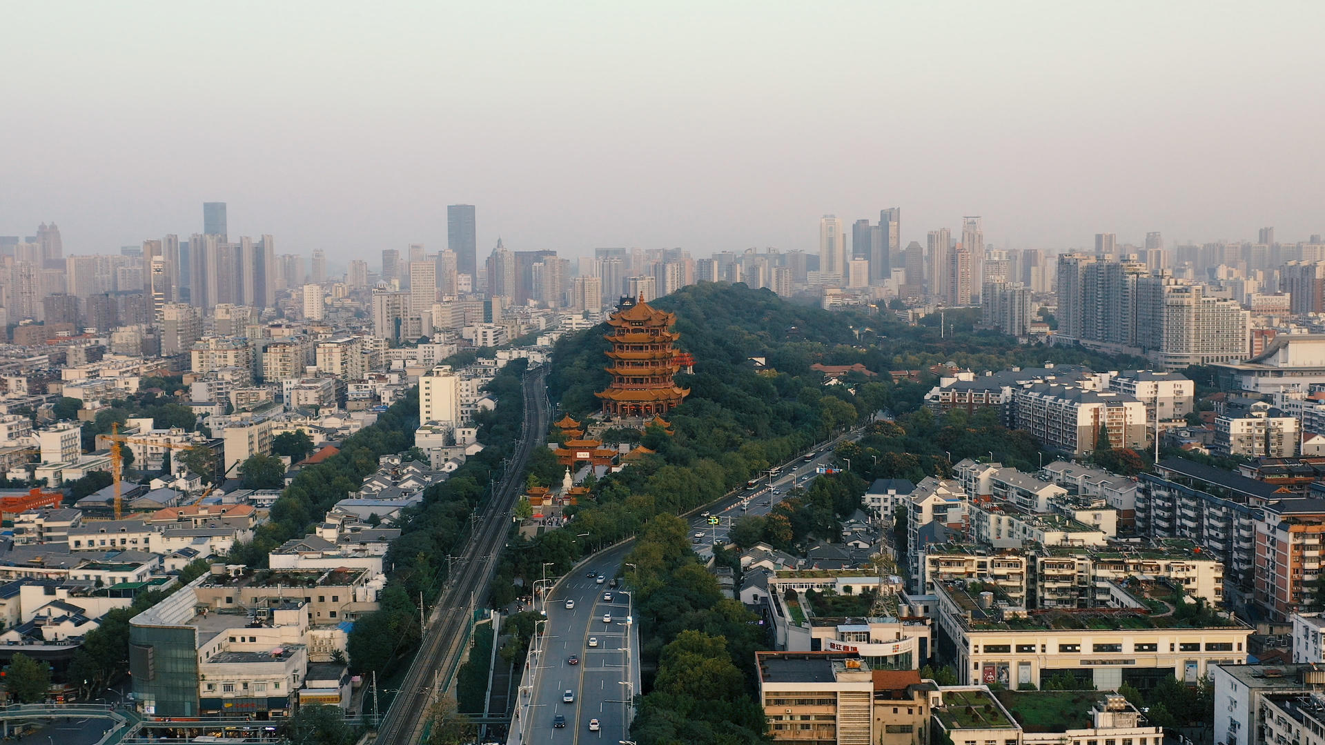 4K武汉黄鹤楼著名景点大气环绕航拍实拍视频视频的预览图