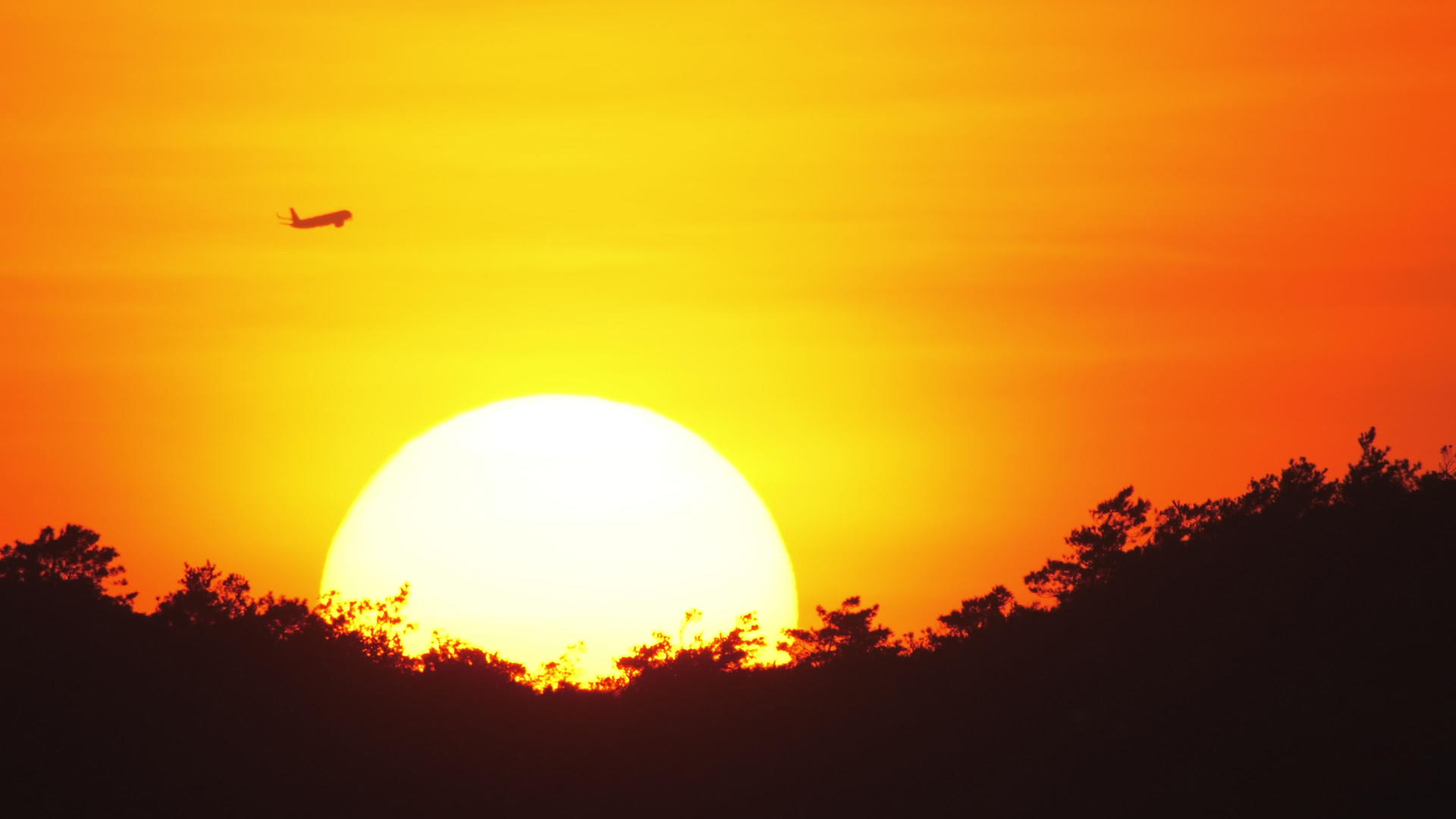 太阳下山时乘客机经过的飞机视频的预览图
