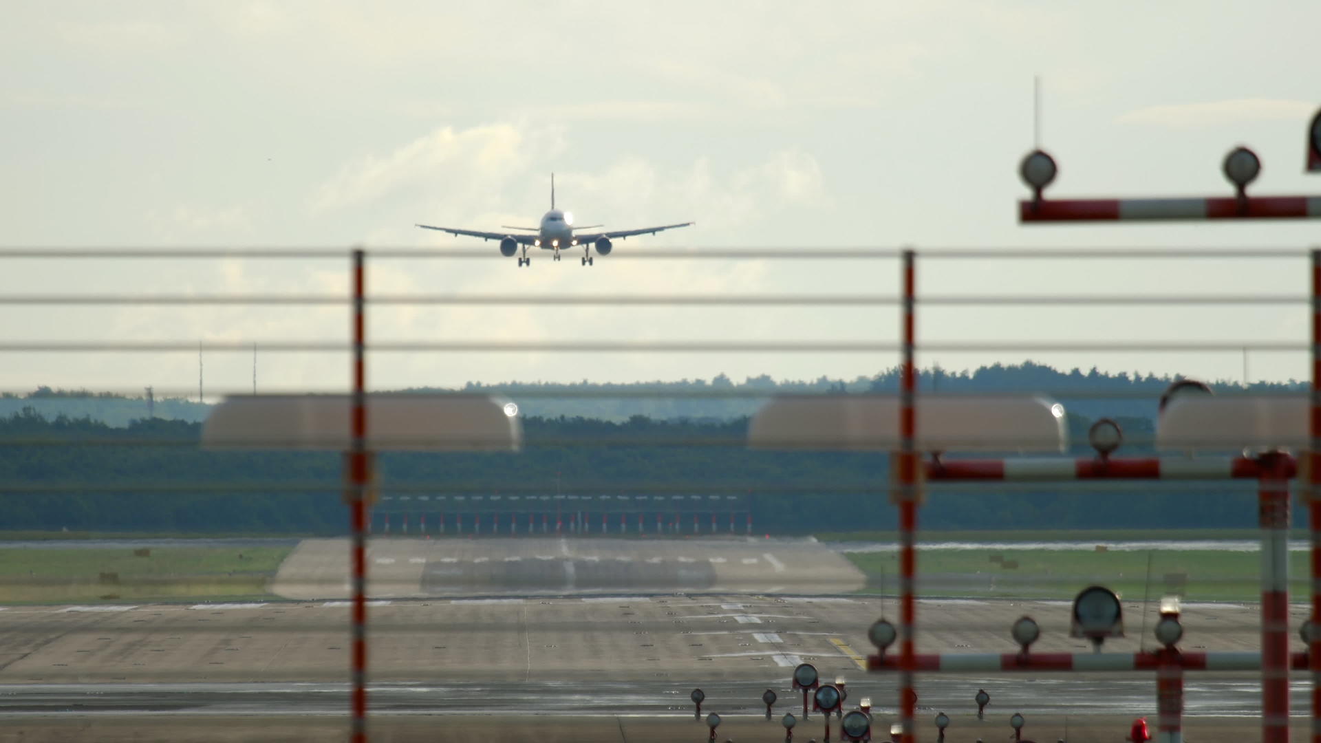 降落在机场的飞机视频的预览图