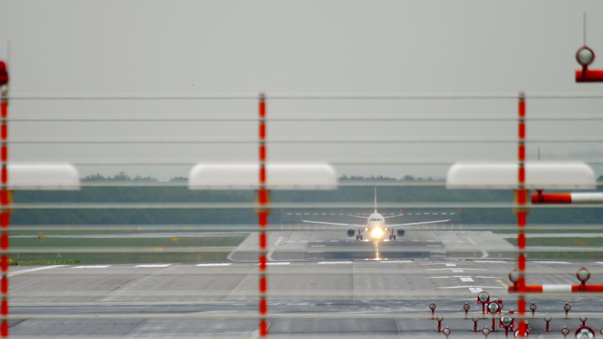飞机加速起飞视频的预览图