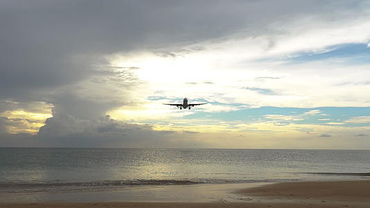 飞机飞越海面视频的预览图