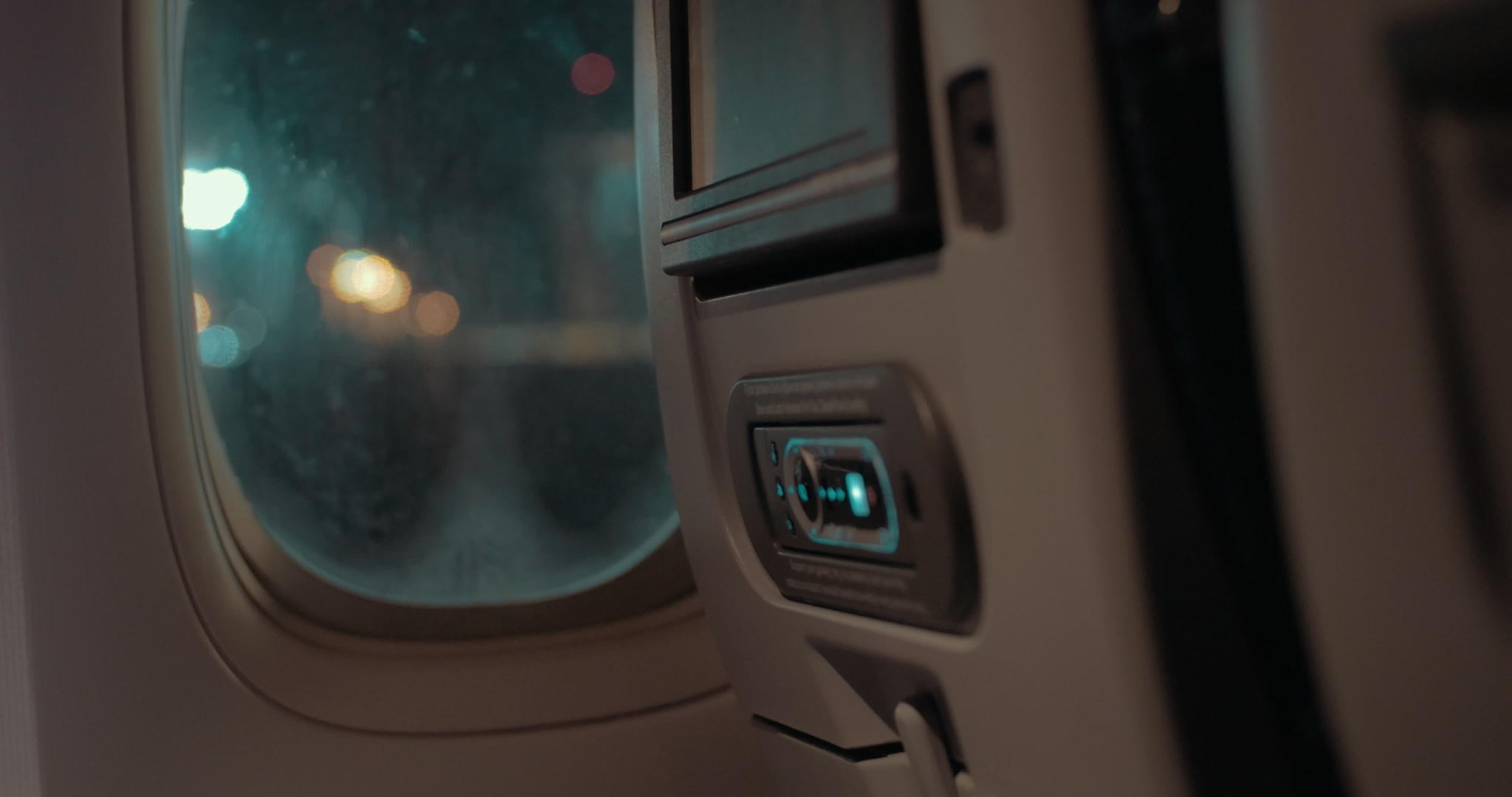 飞机外观上有座椅监视器和夜灯视频的预览图