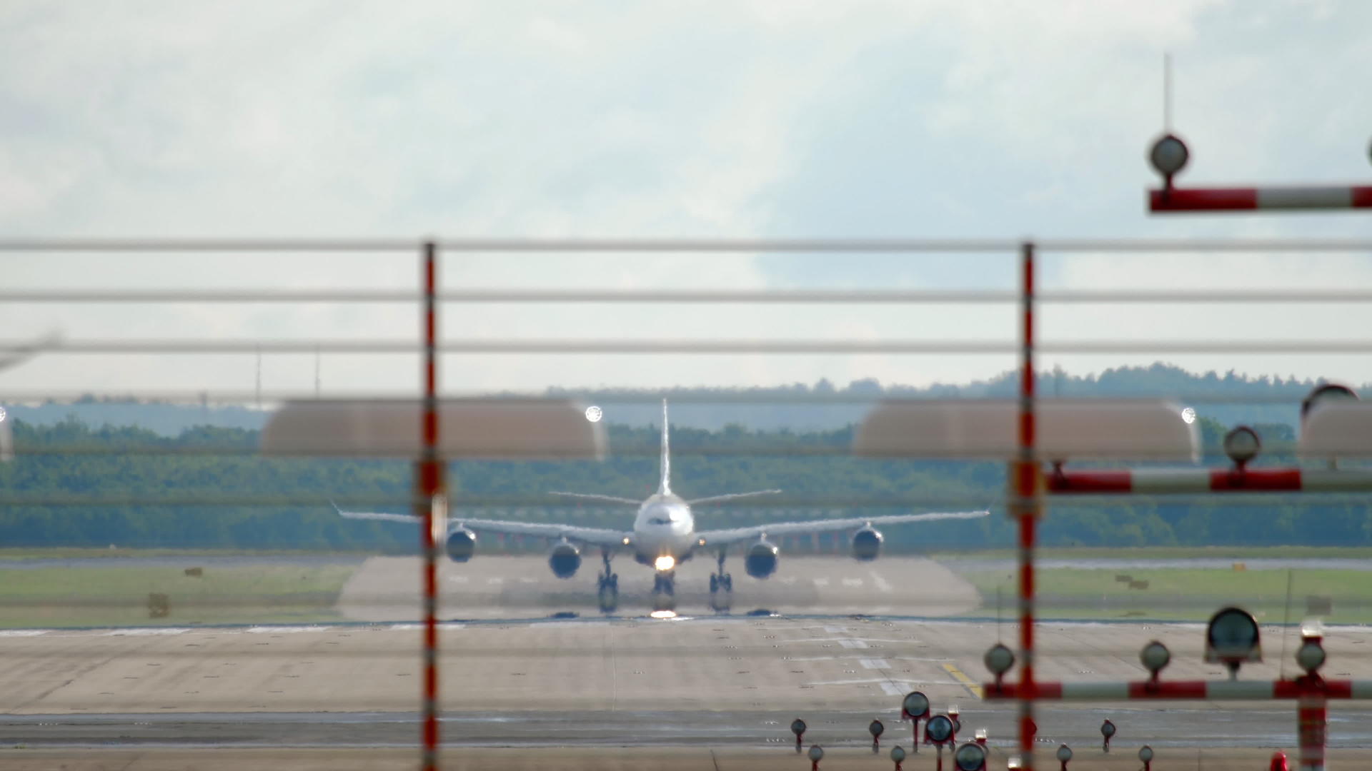 飞机着陆后四架发动机客机视频的预览图