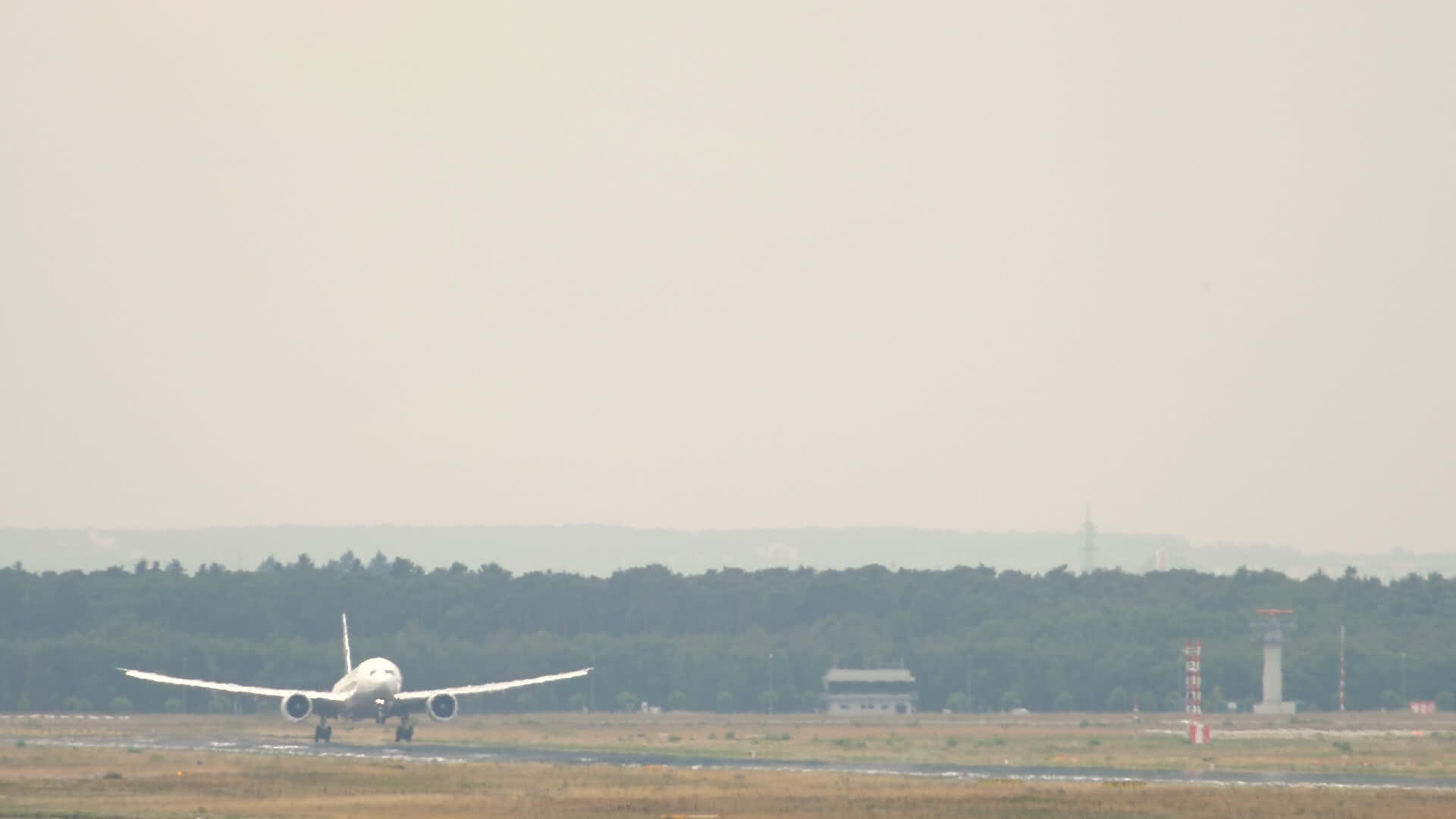 飞机降落在Frankfurt机场视频的预览图