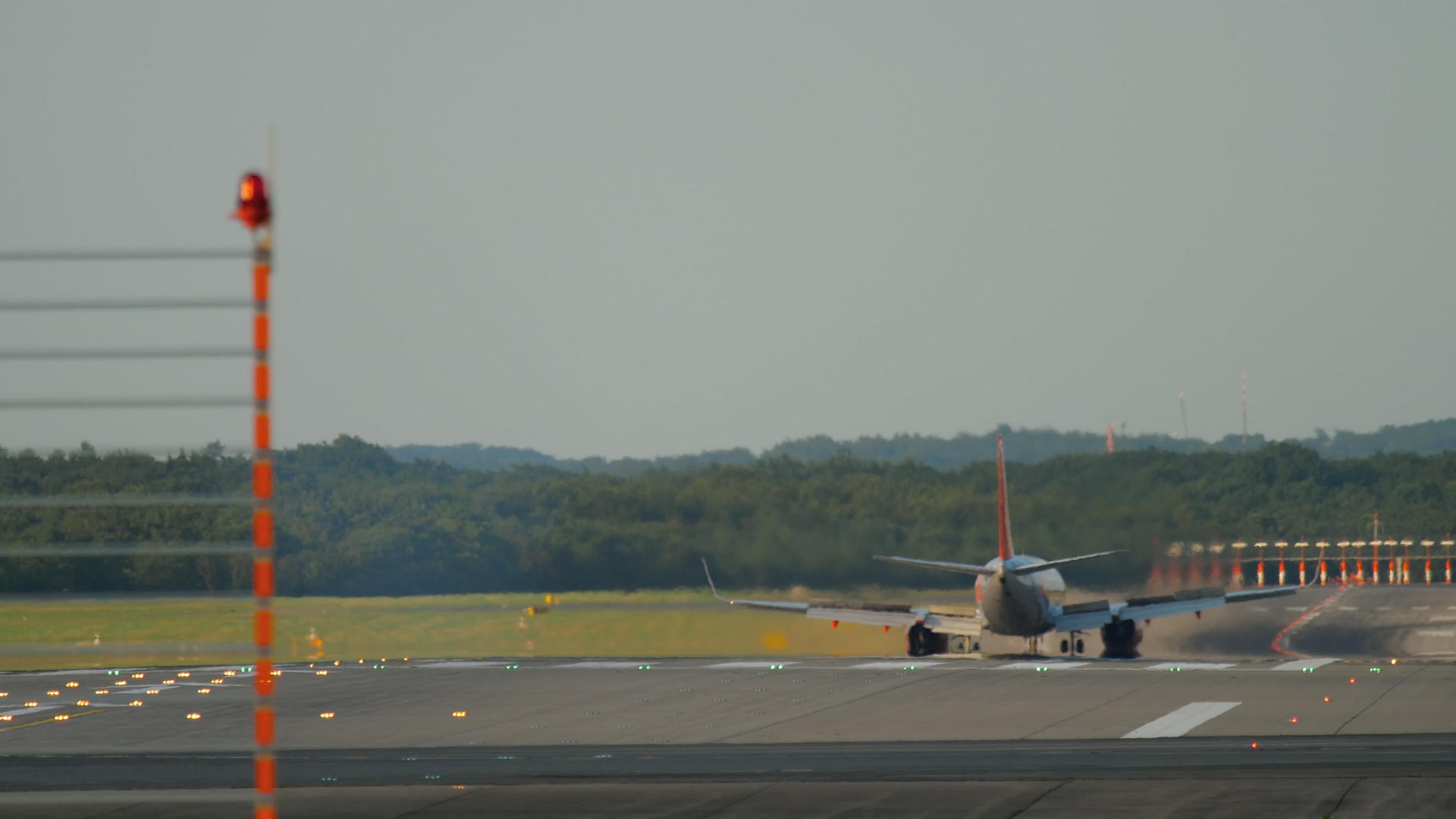 在杜塞尔多夫降落的飞机视频的预览图