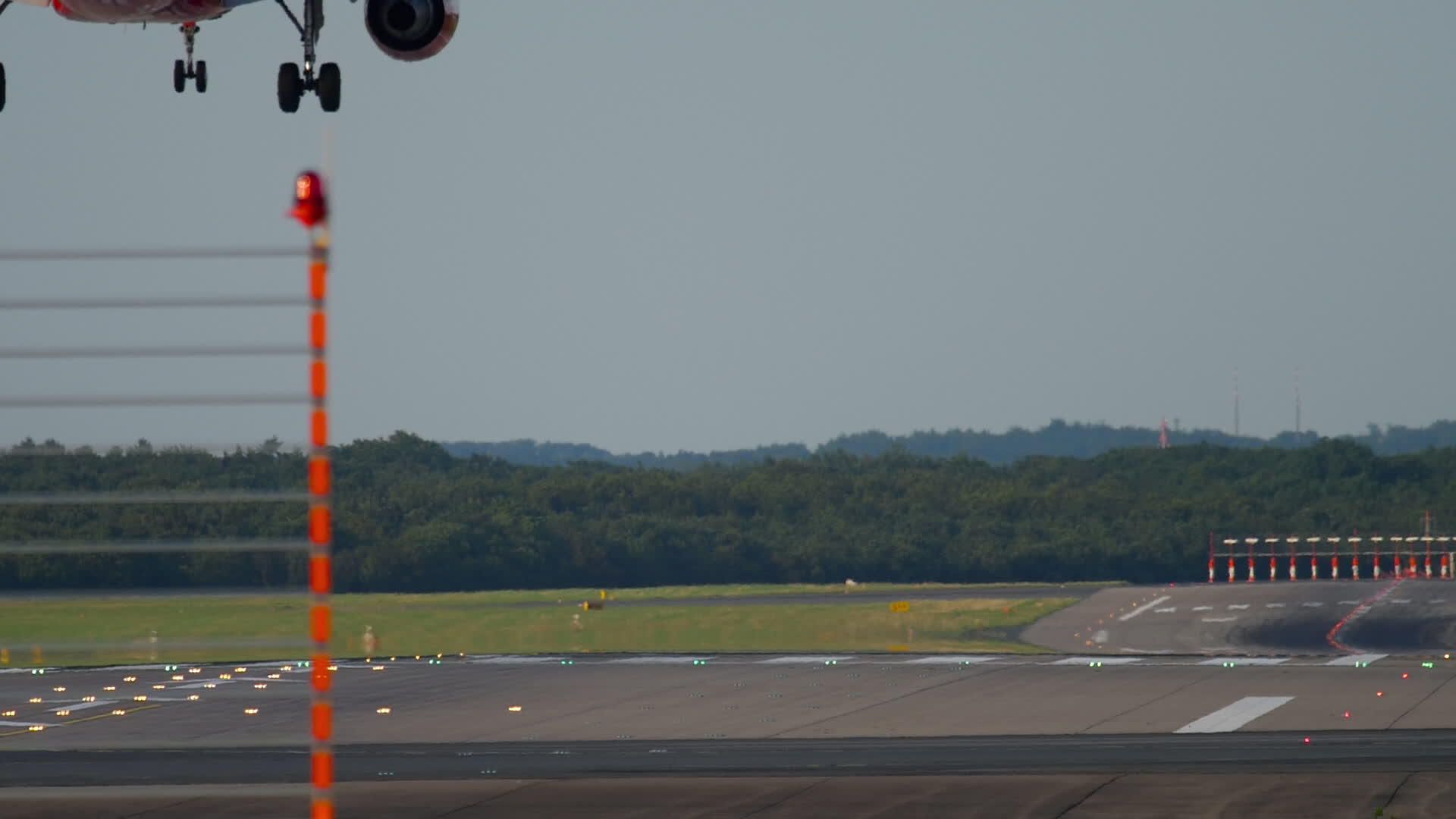 在杜塞尔多夫降落的飞机视频的预览图