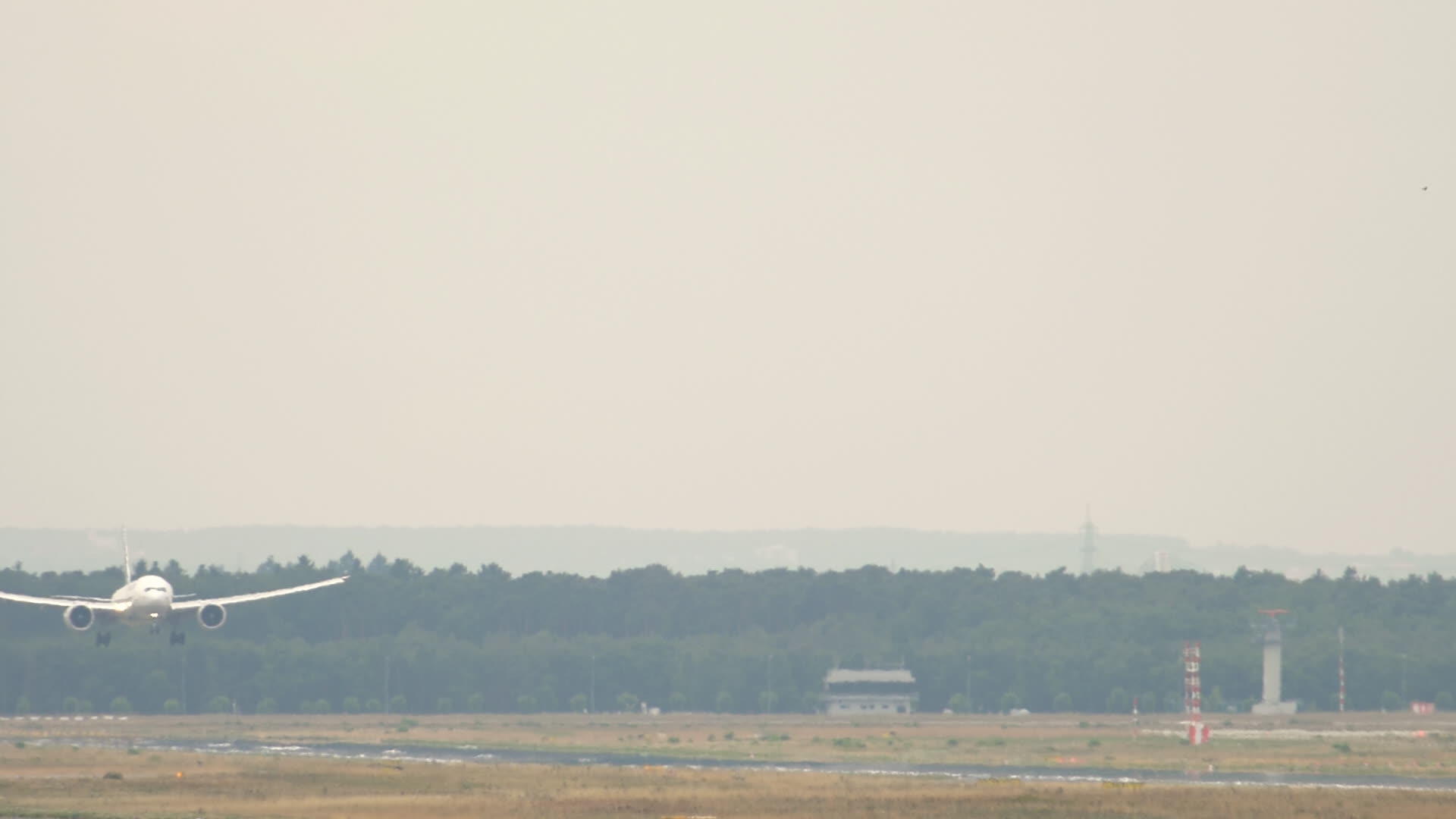 飞机降落在Frankfurt机场视频的预览图