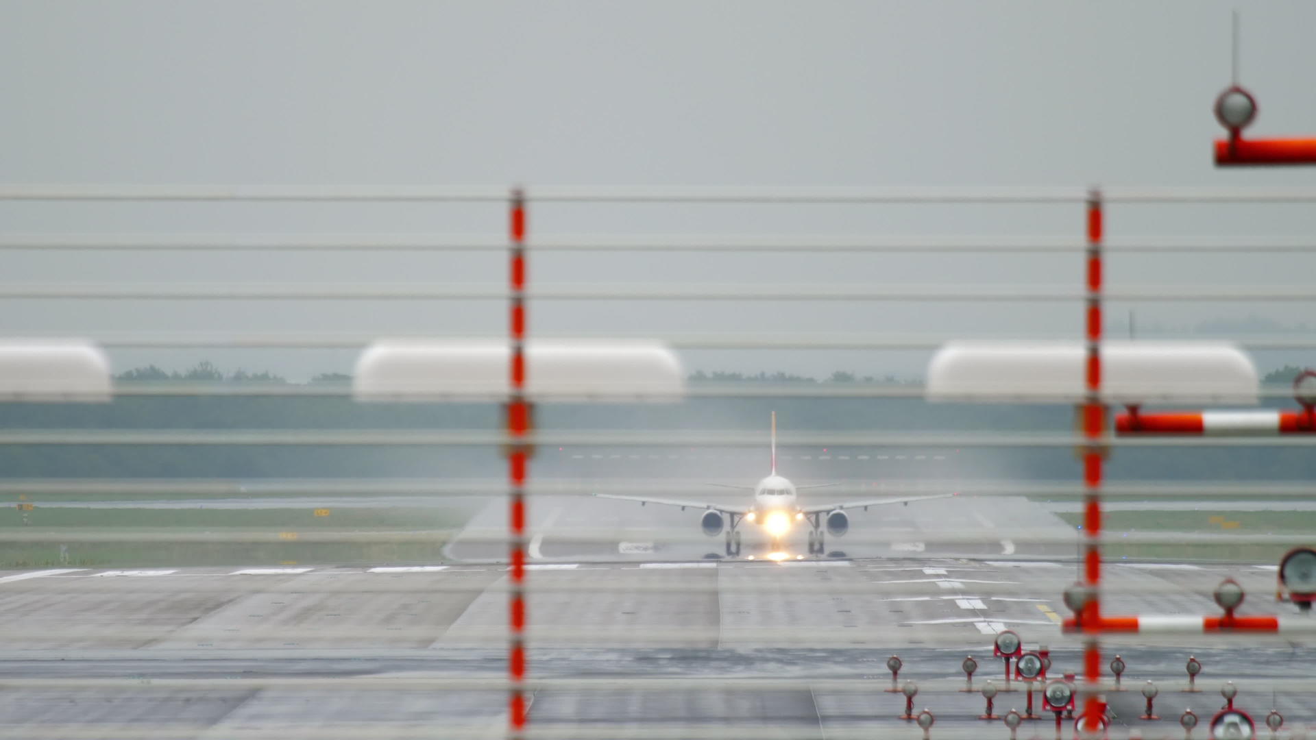 降落在雨季的飞机视频的预览图