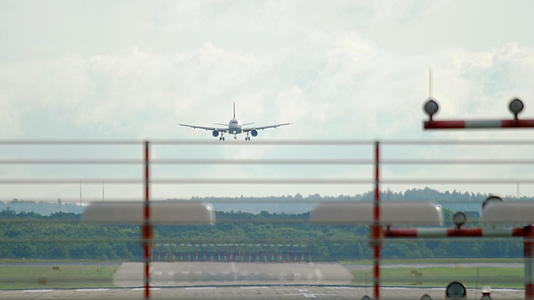 降落前飞机正接近视频的预览图