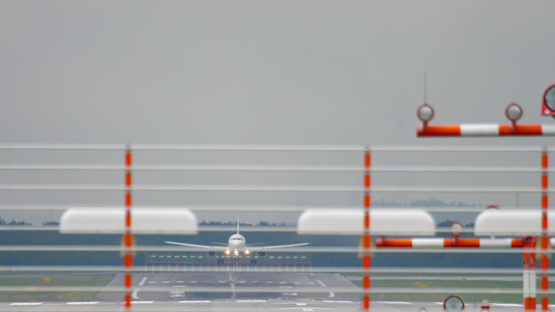 飞机在潮湿的天气降落视频的预览图