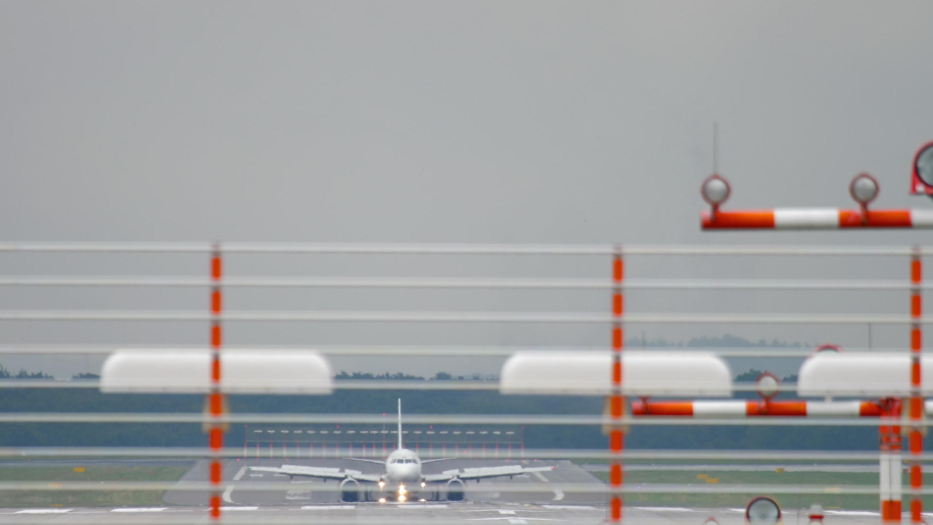 飞机在潮湿天气着陆后刹车视频的预览图