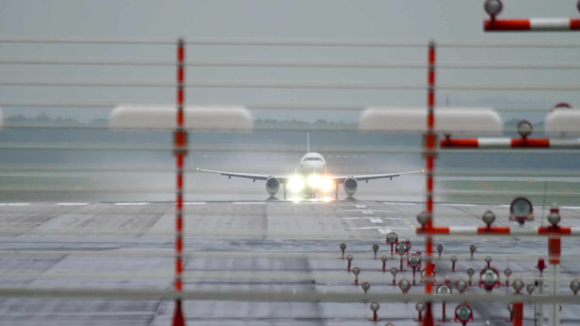 下雨时飞机起飞视频的预览图
