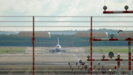 从杜塞尔多夫机场起飞的飞机起飞视频的预览图