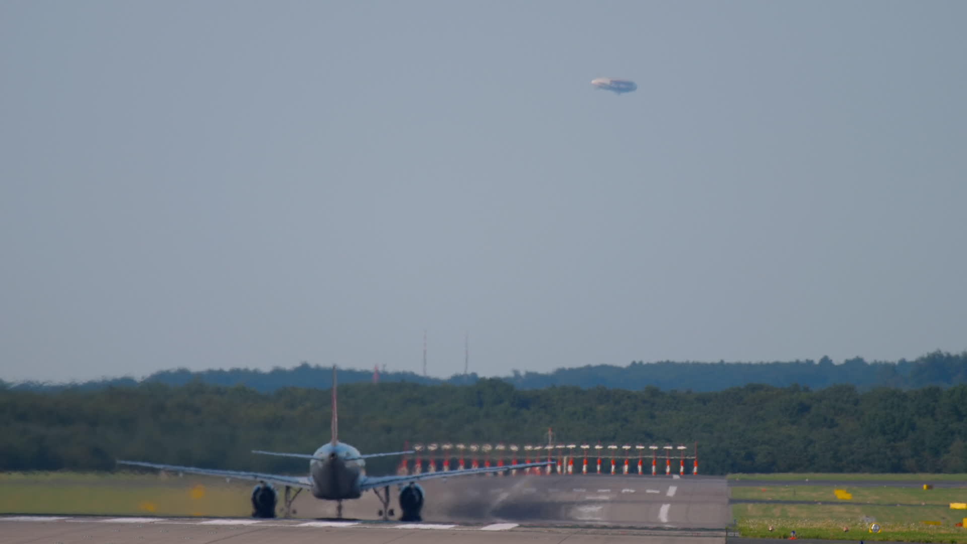 从杜塞尔多夫起飞的飞机起飞视频的预览图
