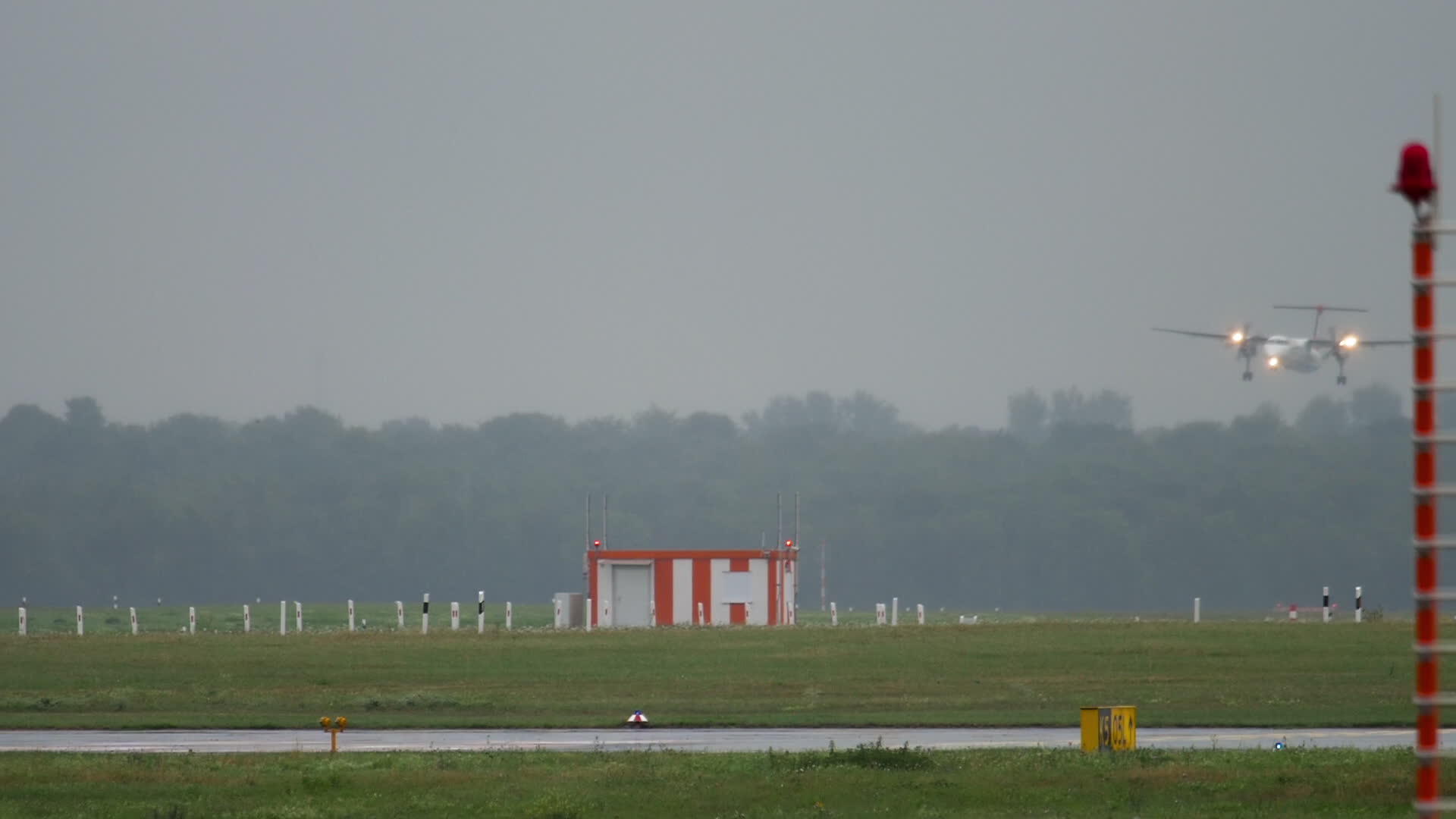 在雨季涡轮螺旋飞机接近雨季视频的预览图