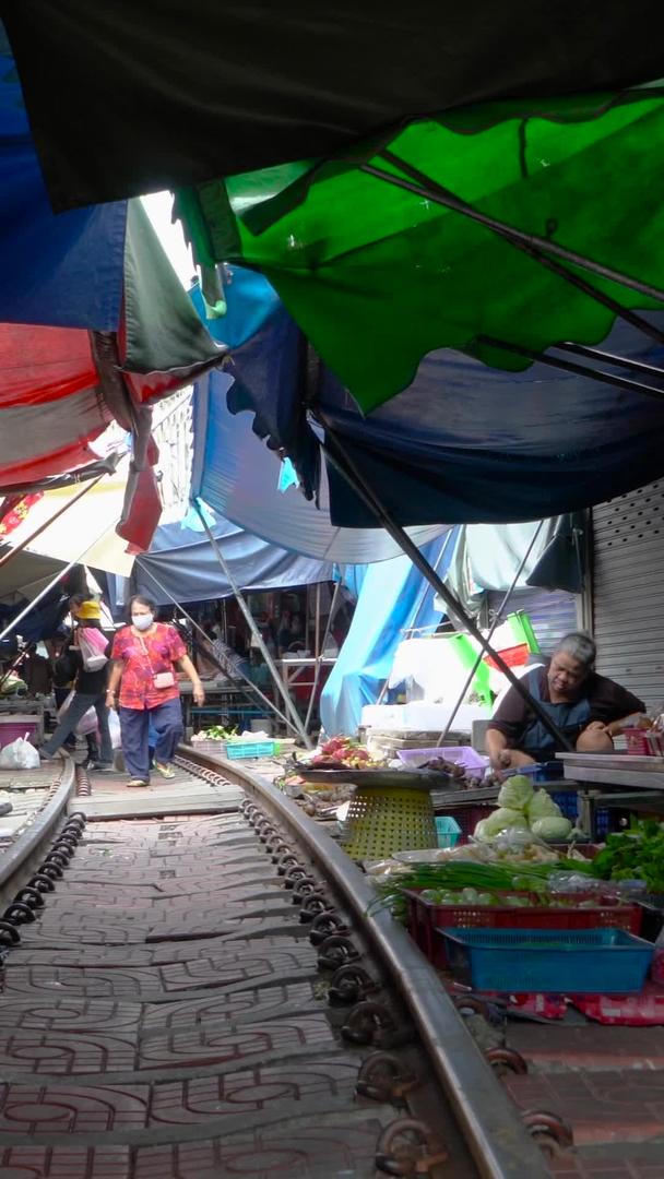 泰国热门旅游目的地美功铁路市场集市市场集市视频的预览图