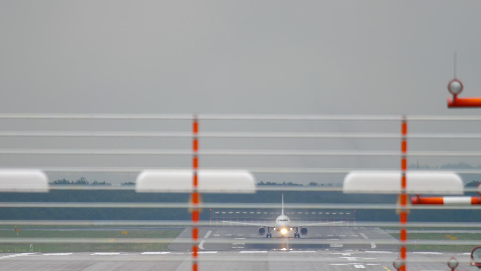 从杜塞尔多夫机场起飞的飞机视频的预览图