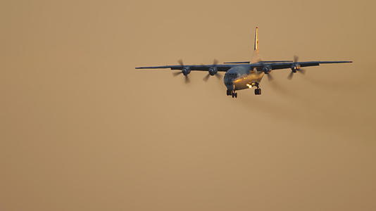 antonova军用空运机降落视频的预览图