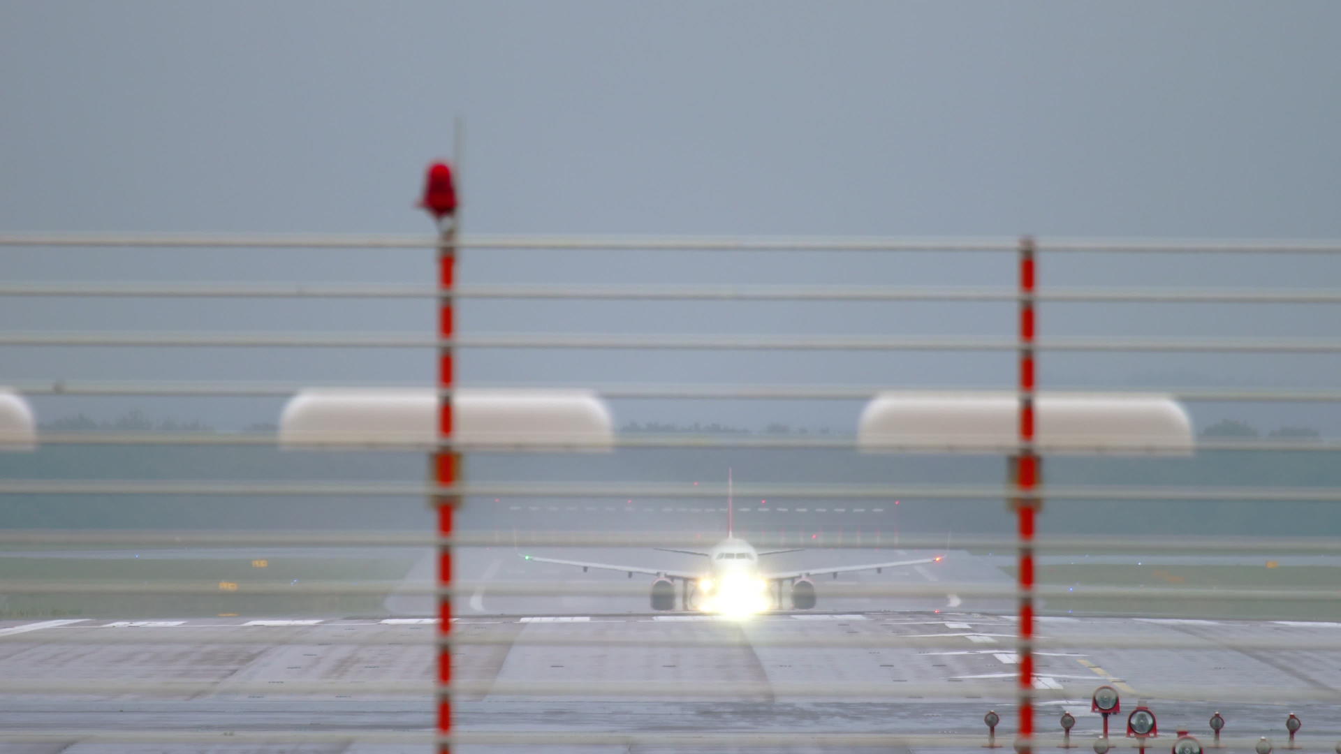 下雨时起飞的飞机视频的预览图