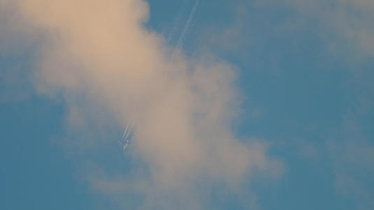 四架引擎飞机在高空飞行视频的预览图