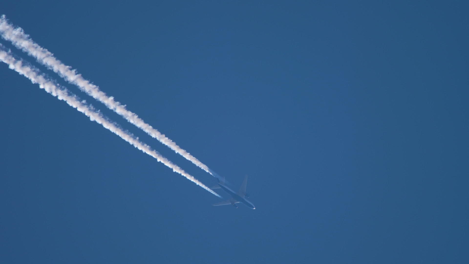 高空客机飞行视频的预览图