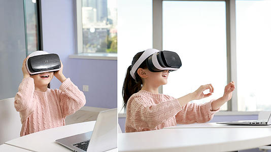 戴着VR眼镜开心的小女孩视频的预览图
