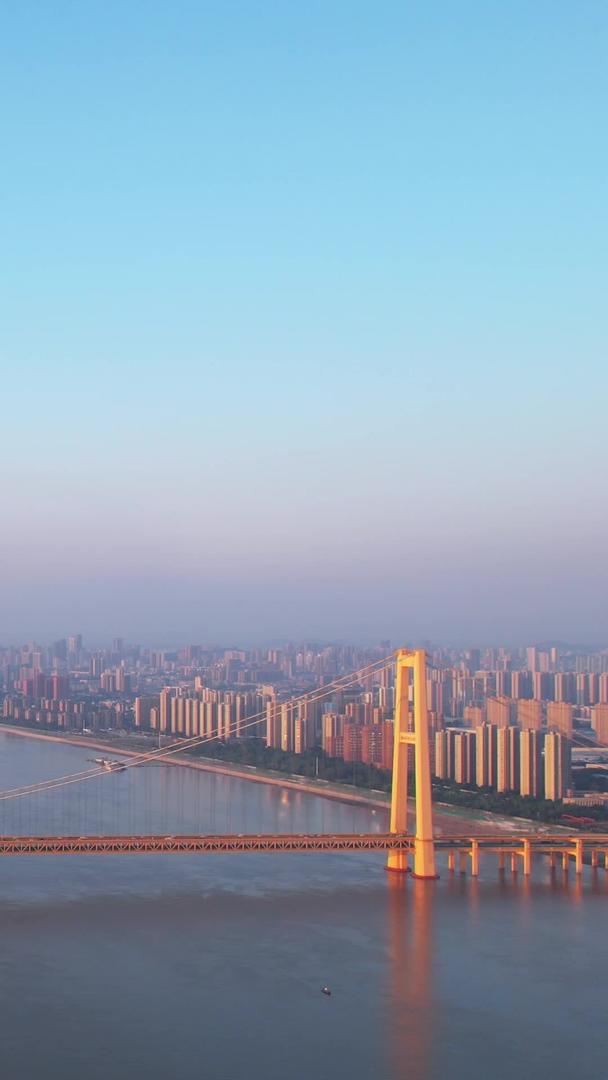 航拍长江桥梁交通道路桥梁车流材料视频的预览图
