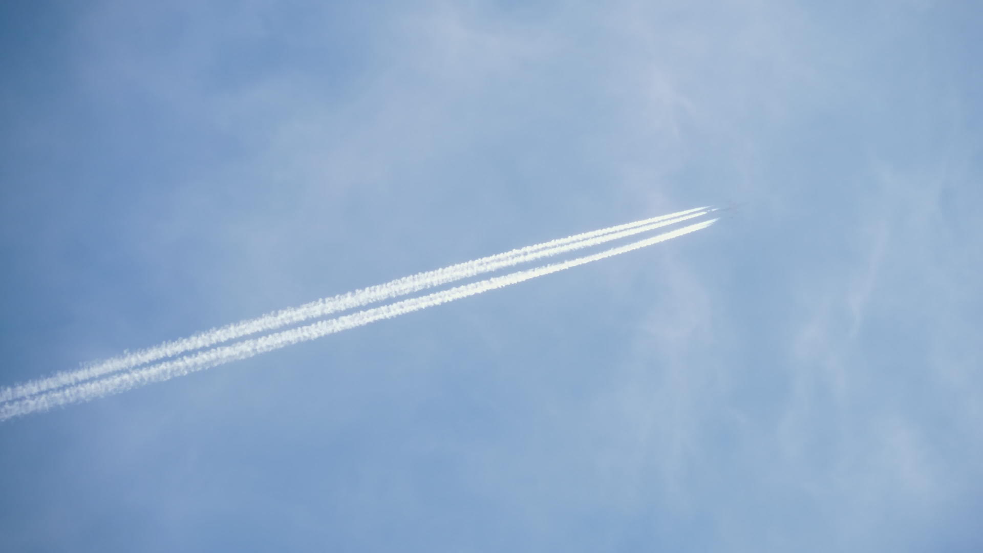在空中高空飞行的客机视频的预览图