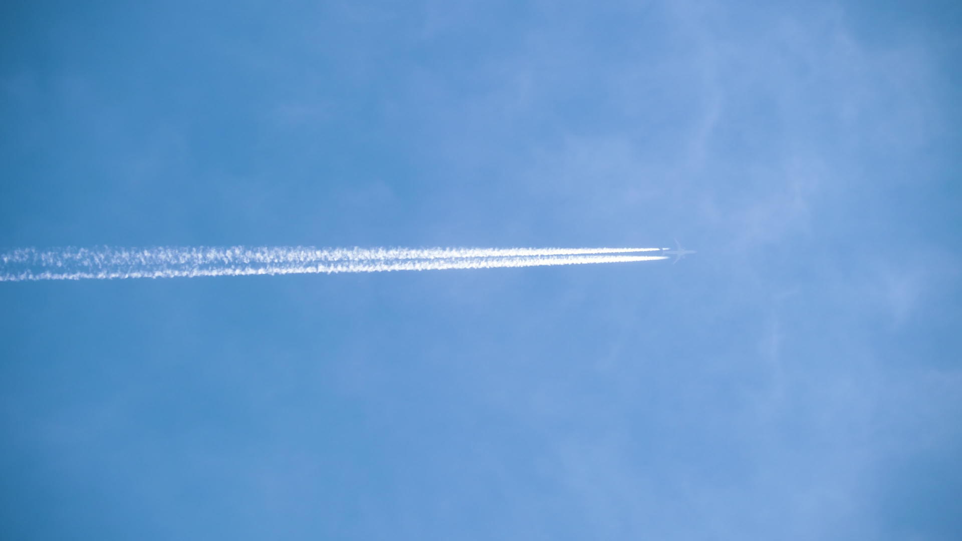 飞机在天空中飞行视频的预览图