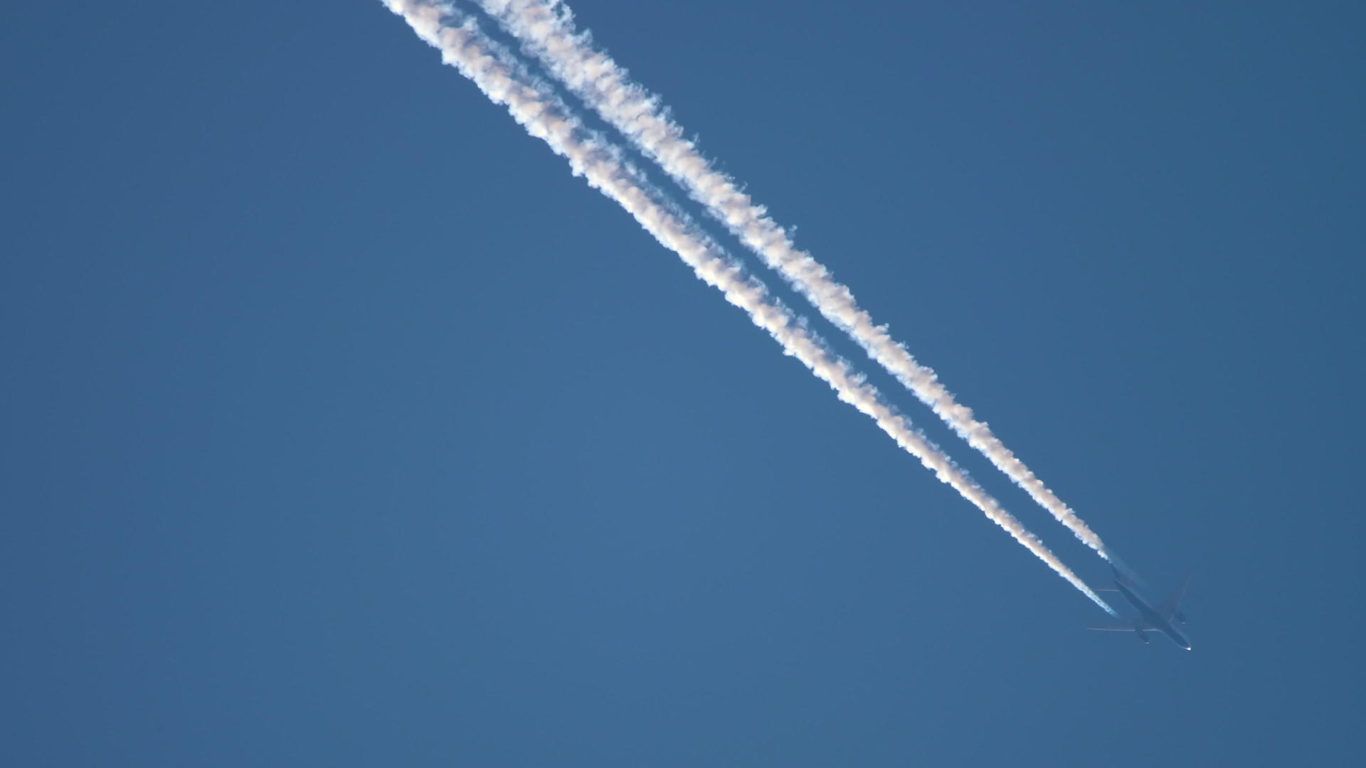 飞机在天空中飞行视频的预览图