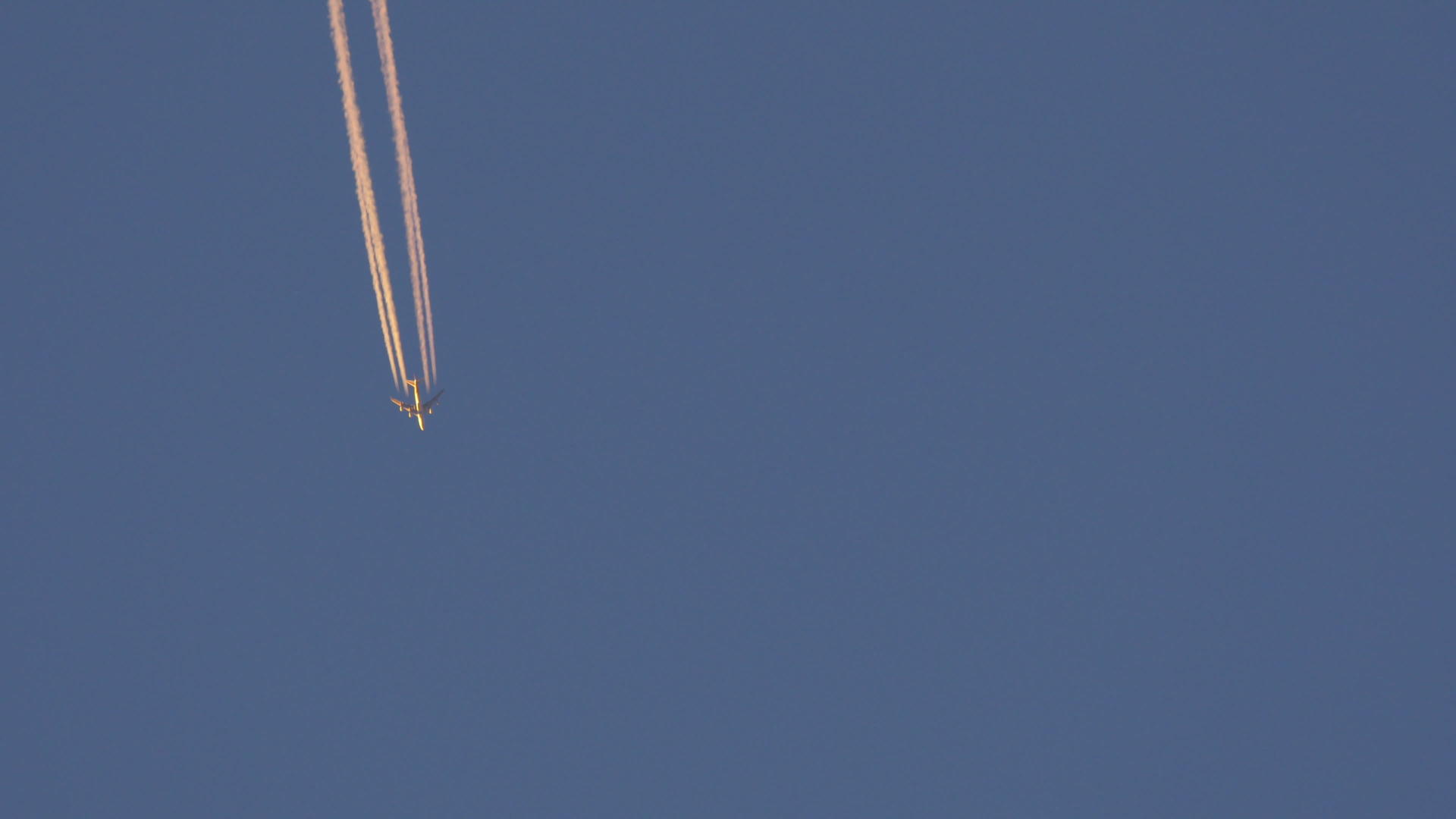 远视飞机在天空中飞行视频的预览图