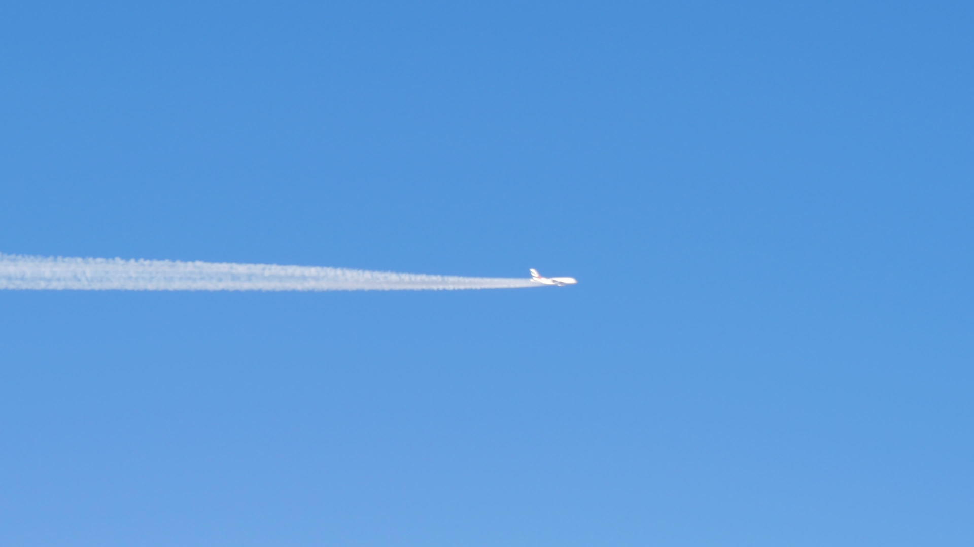 飞越无云蓝天的飞机视频的预览图