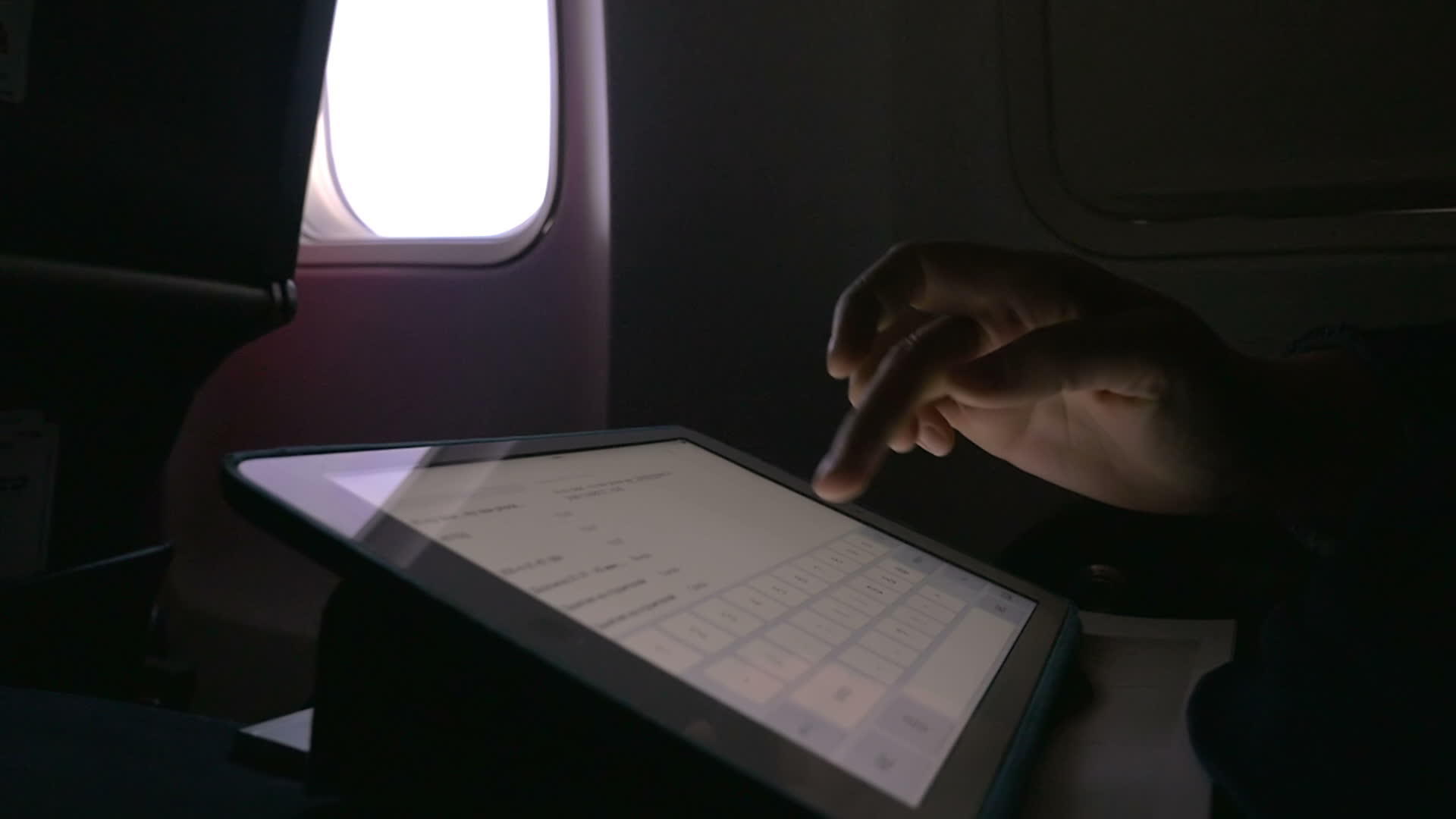 在飞机上聊天的垫子上视频的预览图