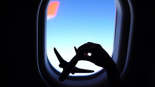 飞机模拟玩具背景飞机窗口的轮形图视频的预览图