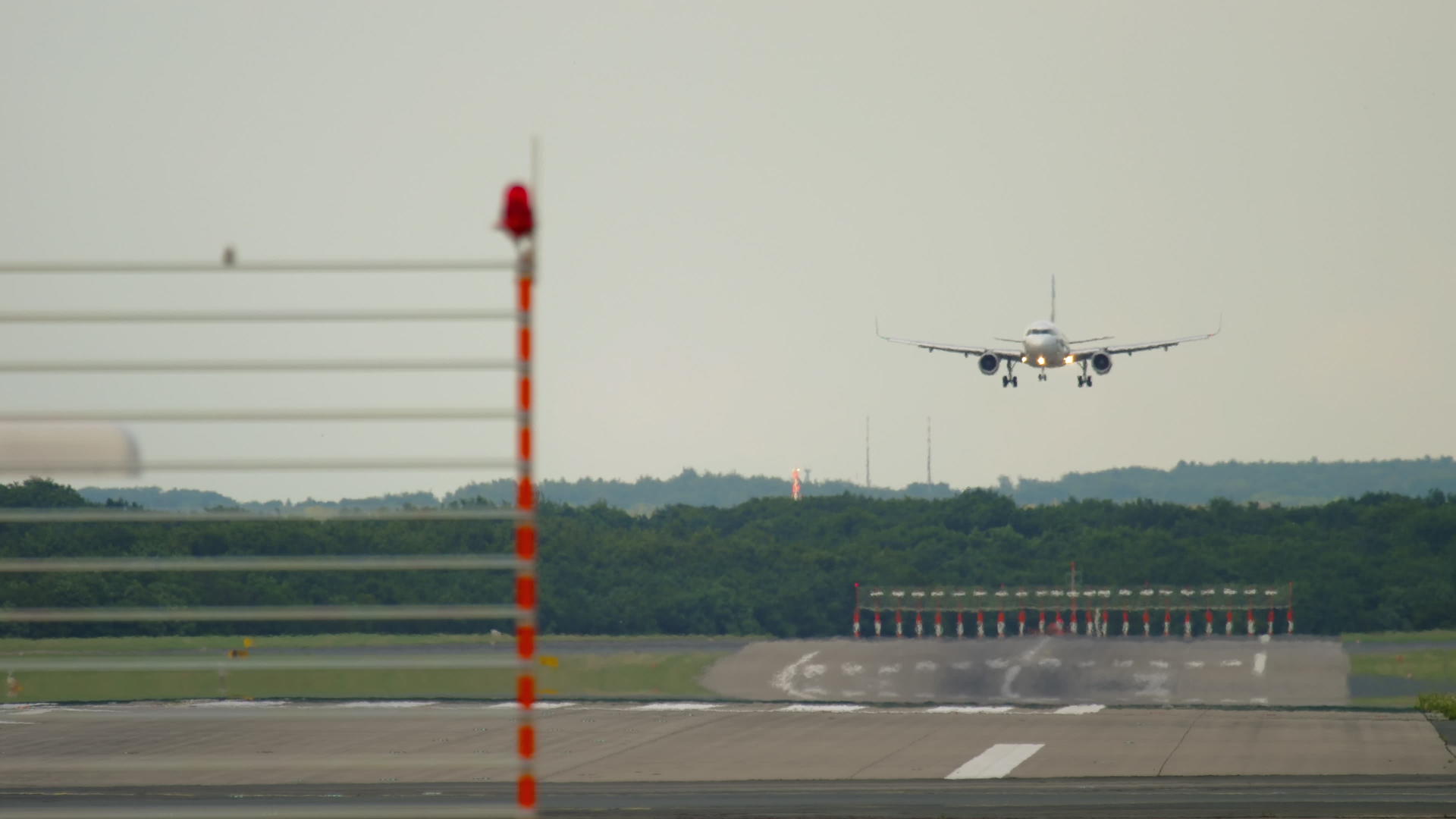 降落在杜塞尔多夫的飞机上视频的预览图