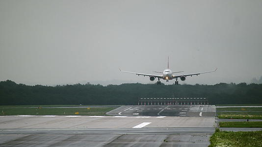 宽天体飞机靠近机场视频的预览图