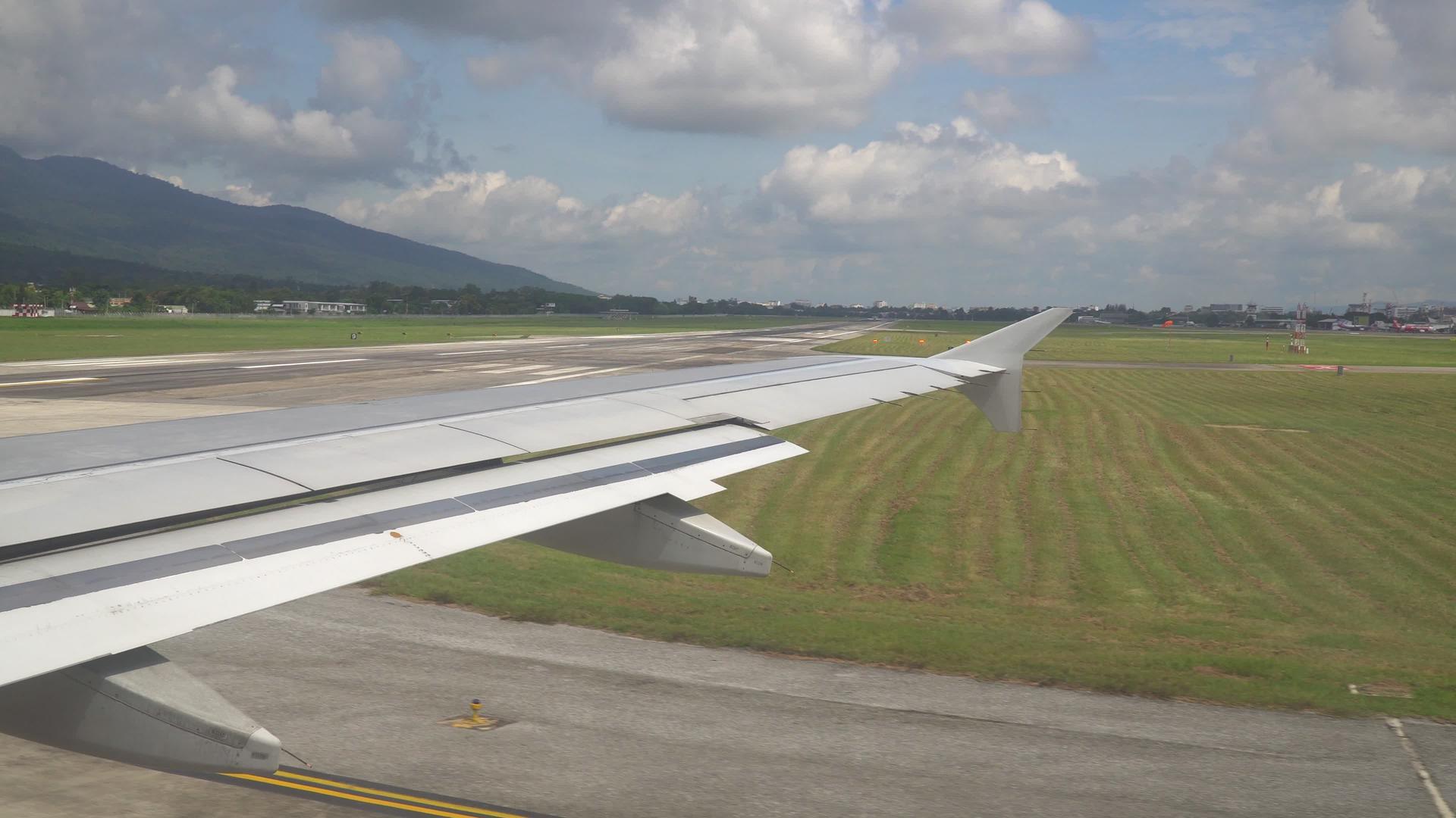 准备在吉昂马伊机场起飞的飞机视频的预览图