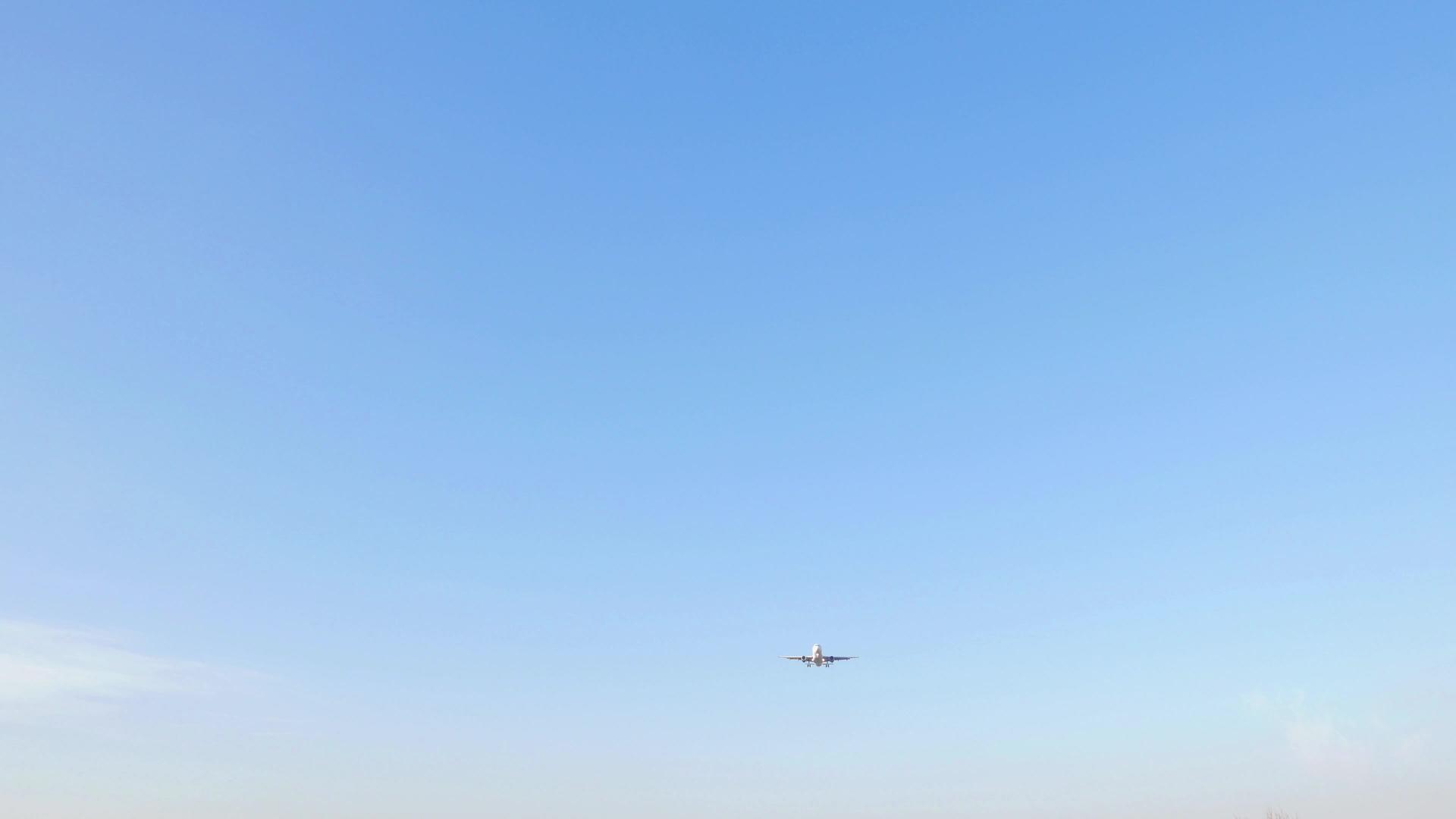 蓝天飞机降落视频的预览图