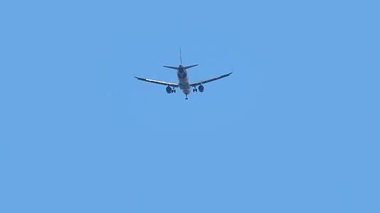 货运飞机在大型国际机场到达和降落视频的预览图