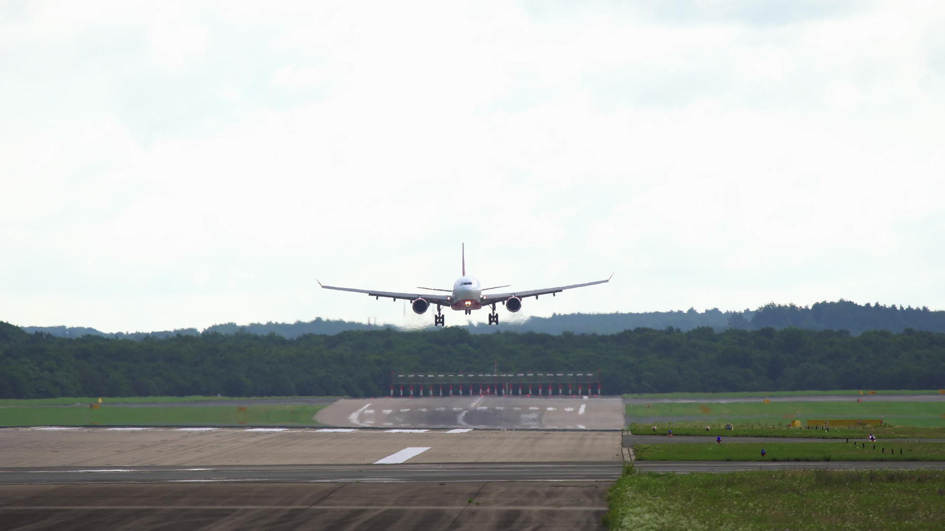 降落在杜塞尔多夫的飞机上视频的预览图