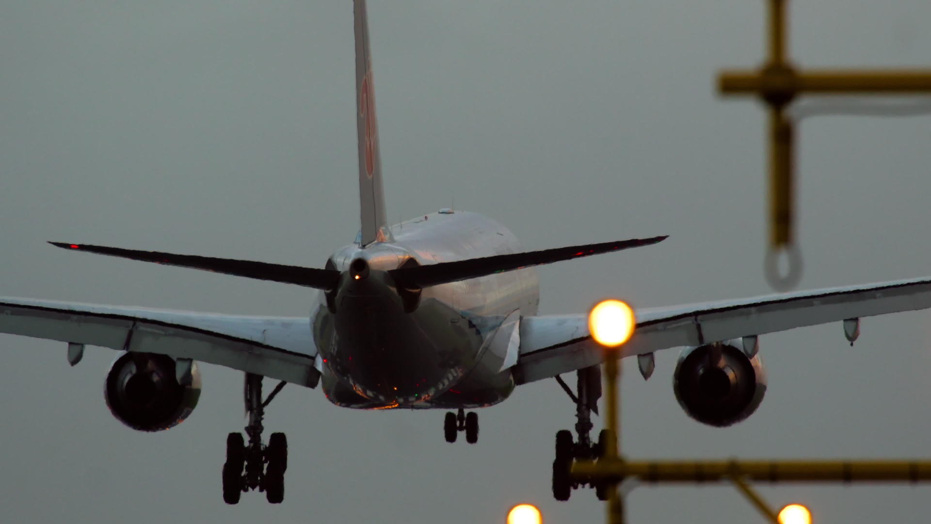 晚上一架飞机在Amsterdam降落视频的预览图