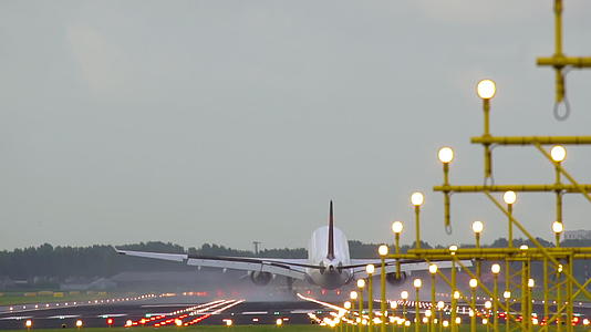 降落在机场视频的预览图