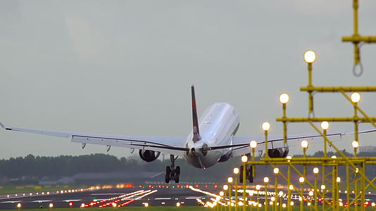 飞机降落在Schiphol机场视频的预览图