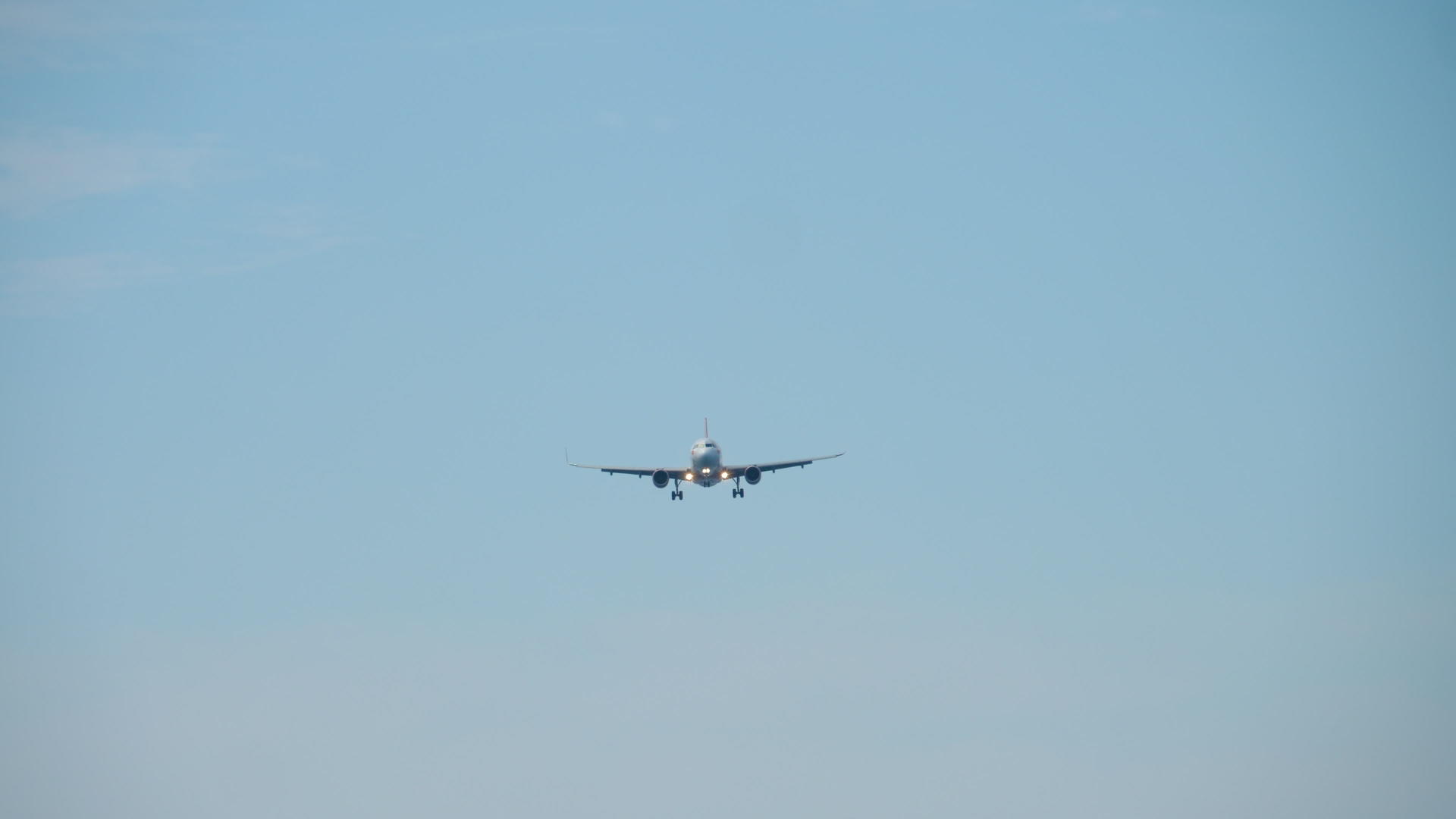 降落前飞机接近海洋视频的预览图