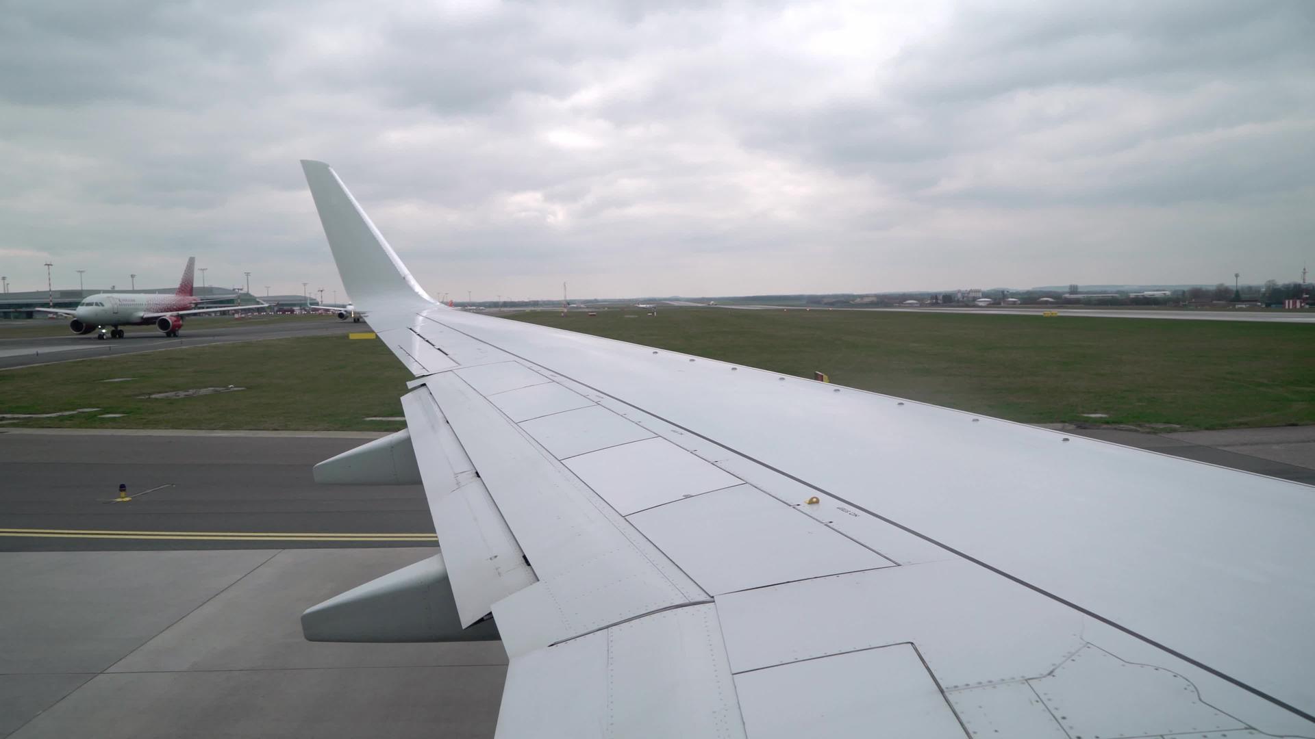 机场起飞的飞机视频的预览图