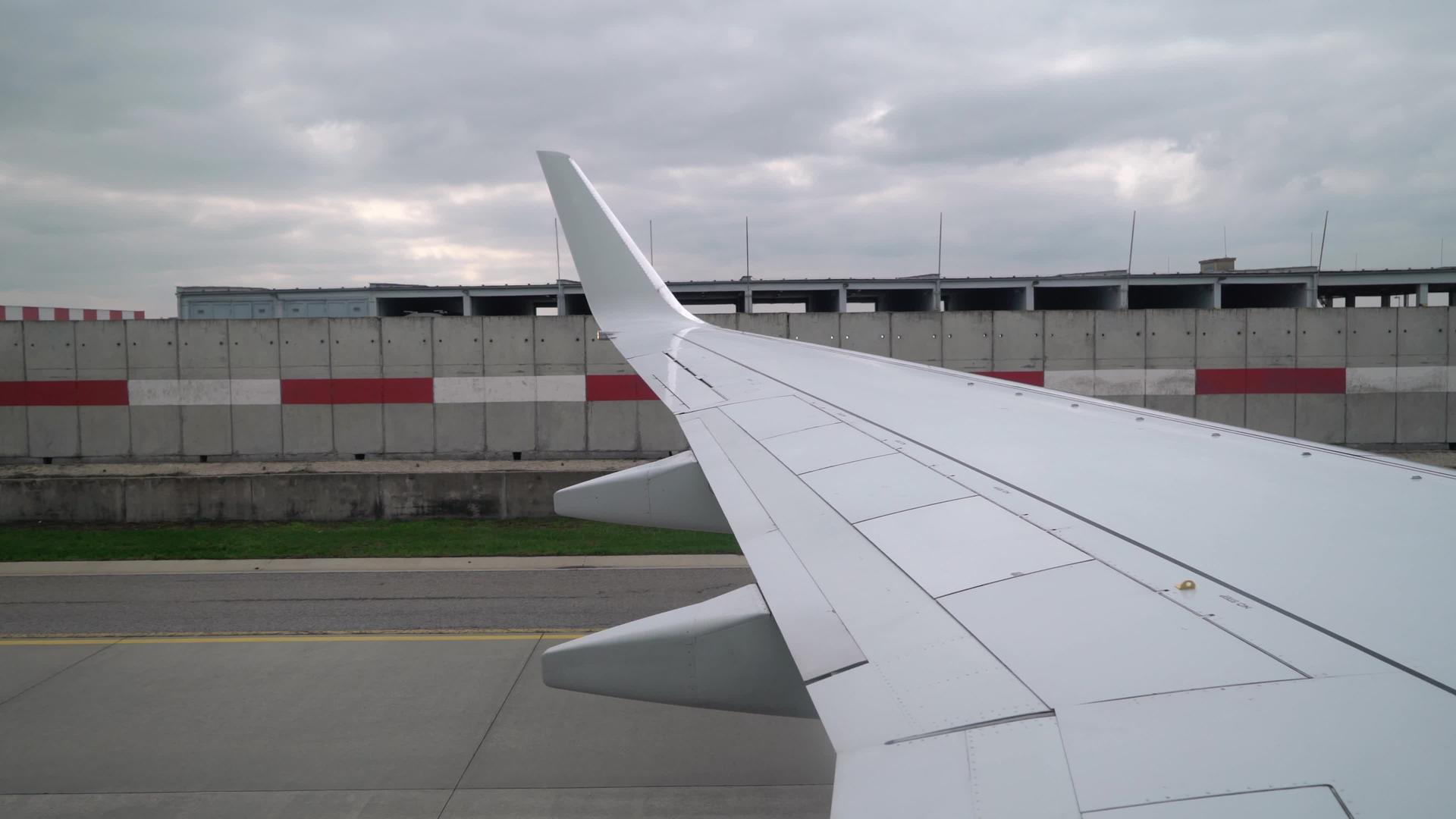 机场飞机出租车视频的预览图
