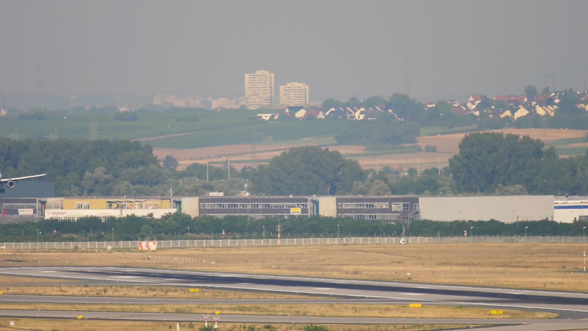 降落前接近飞机喷气式飞机视频的预览图