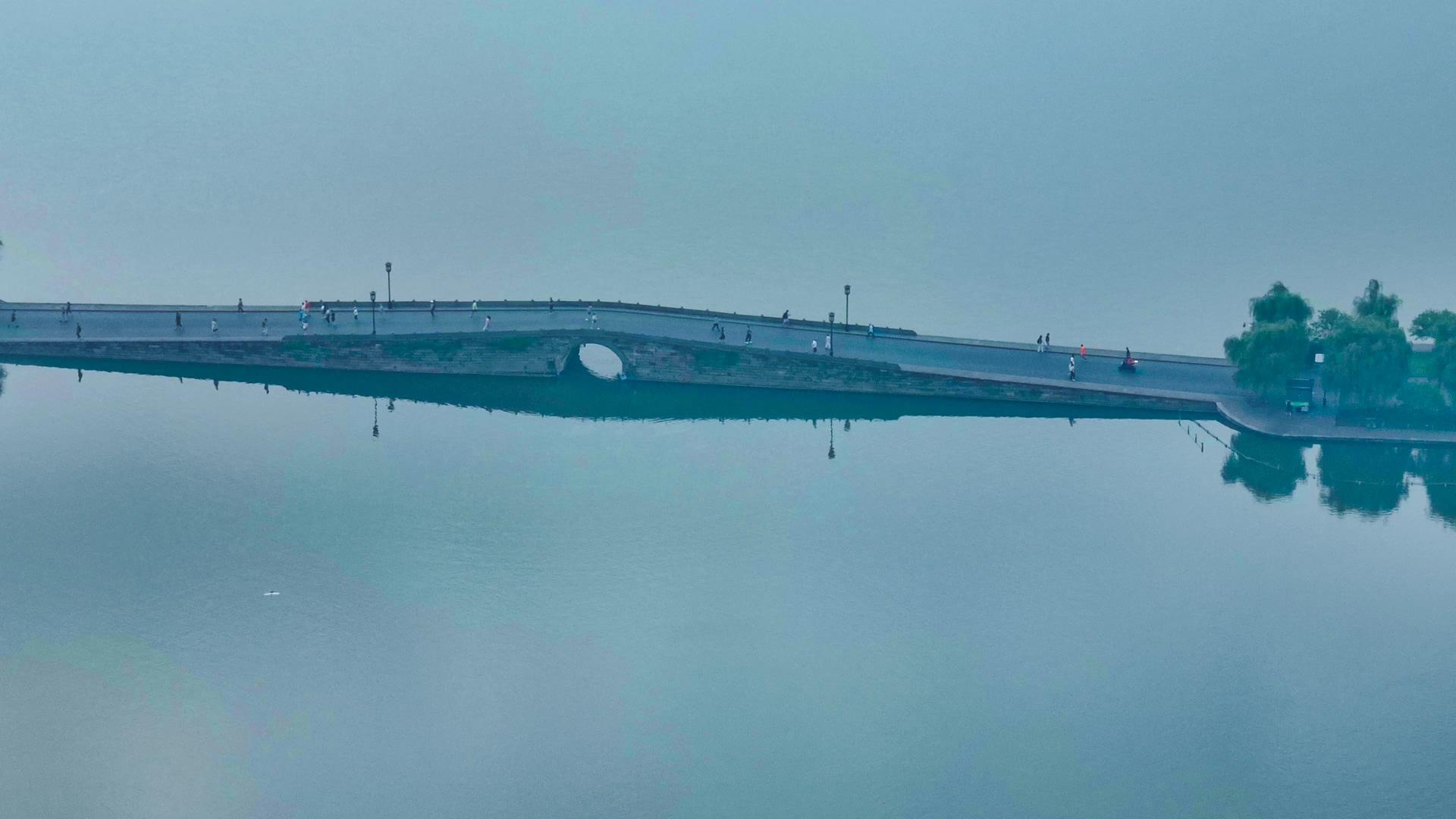 杭州5A景区4K航拍西湖风景区断桥视频的预览图