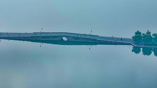 杭州5A景区4K航拍西湖风景区断桥视频的预览图