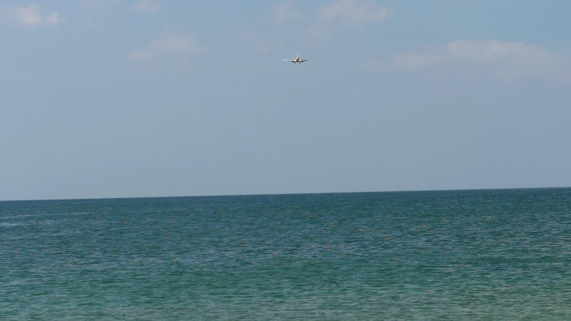 飞机从海上接近视频的预览图